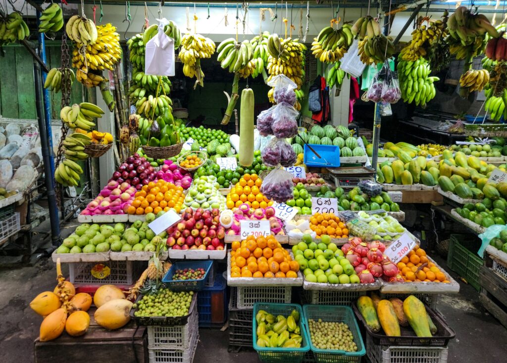 Choosing fresh fruits and vegetables at a farmers’ market to make Healthy Smoothie Recipes